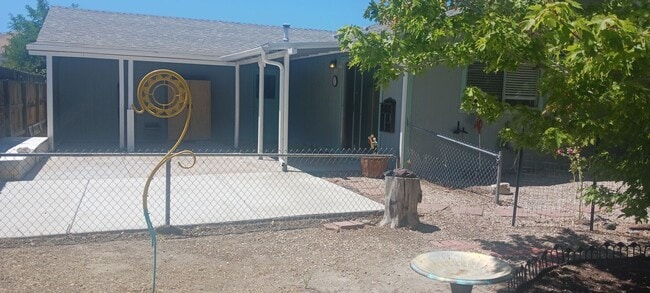 Building Photo - Updated 3 bedroom with A/C and Yard