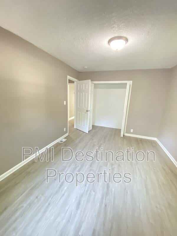 Building Photo - 5710 Hadley St