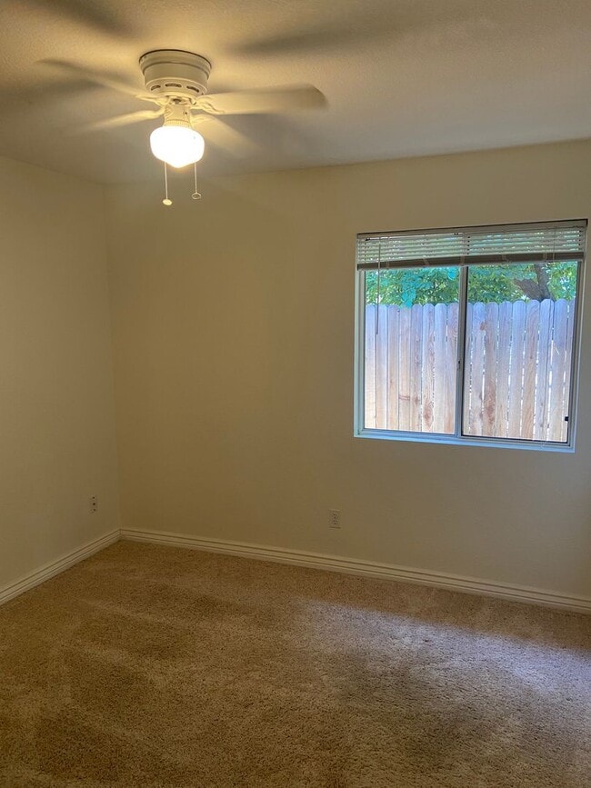 Building Photo - Prarie Oaks 3 Bdrm, 2 bath