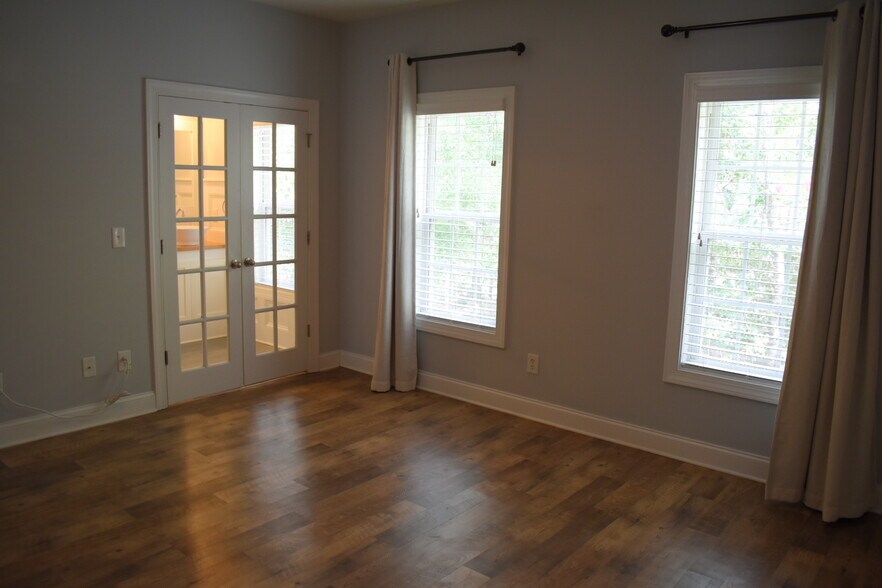 Building Photo - 393 Whisper Park Dr