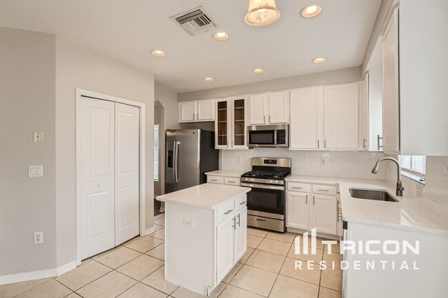 Building Photo - 8332 Crescent Moon Dr
