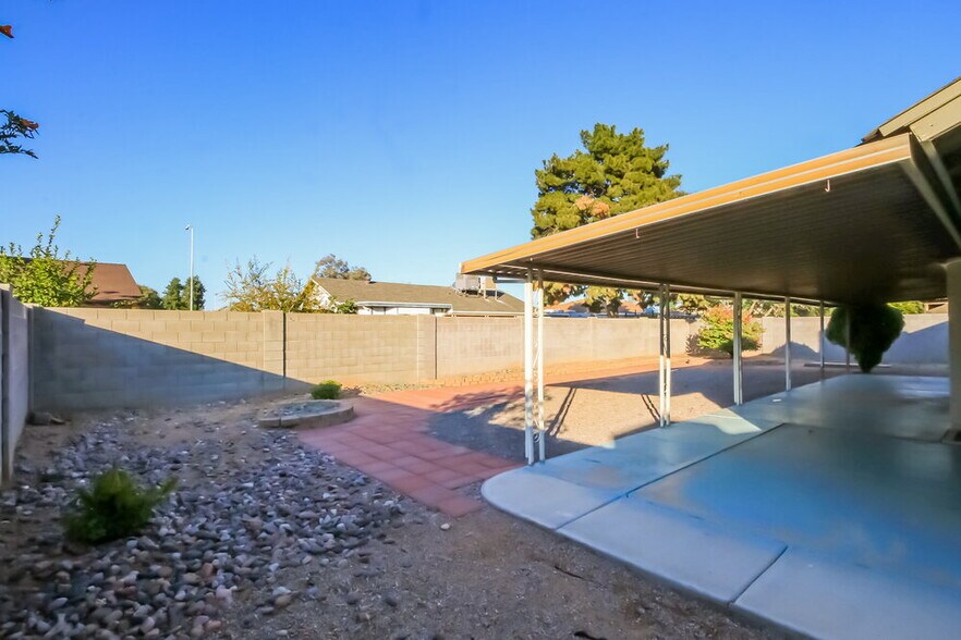 Building Photo - 3060 E Emelita Ave