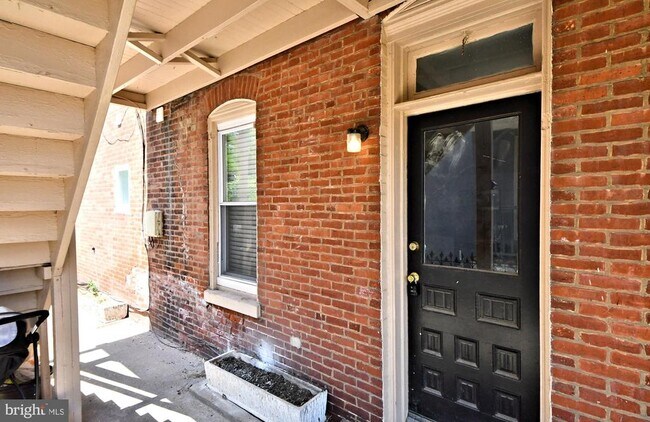Building Photo - 213 Gay St
