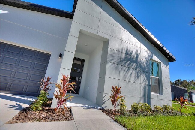 Building Photo - 330 Royal Palm Wy