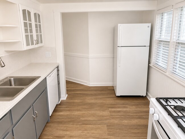 Building Photo - Lower 2 Bedroom Duplex Great Location!