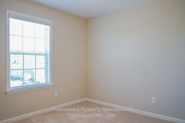 Building Photo - Modern 3-Story Townhome with Entry-Level Bonus Room, Back Deck & Garage , Community Pool in North...