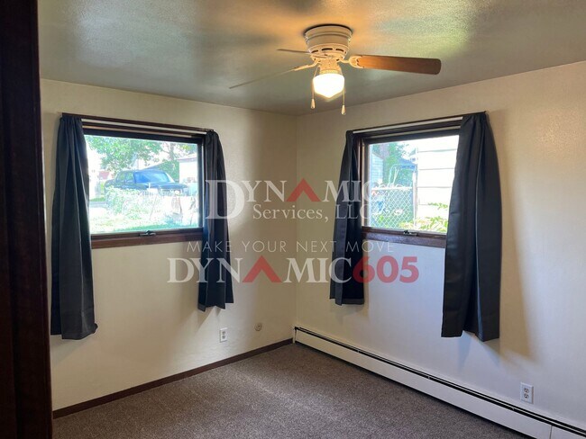 Building Photo - 1 Bedroom, 1 Bathroom Garden Level Apartme...