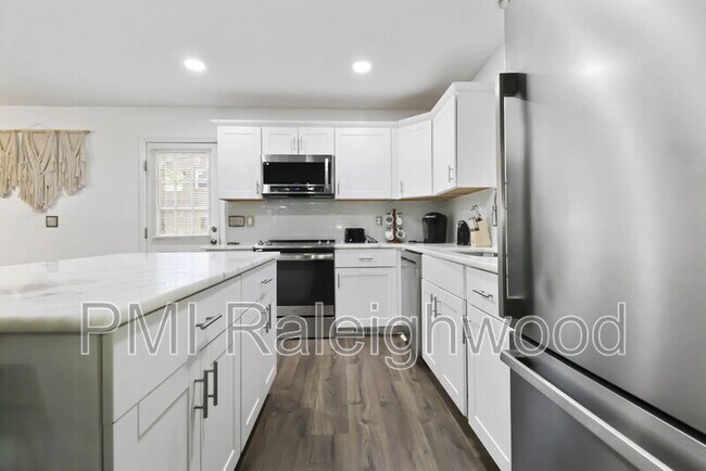 Building Photo - 5017 Gatewood Dr