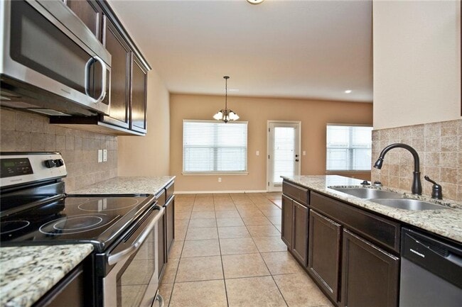Building Photo - 901 Oakwood Ln