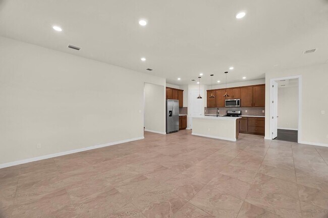 Building Photo - 680 SE Villandry Way