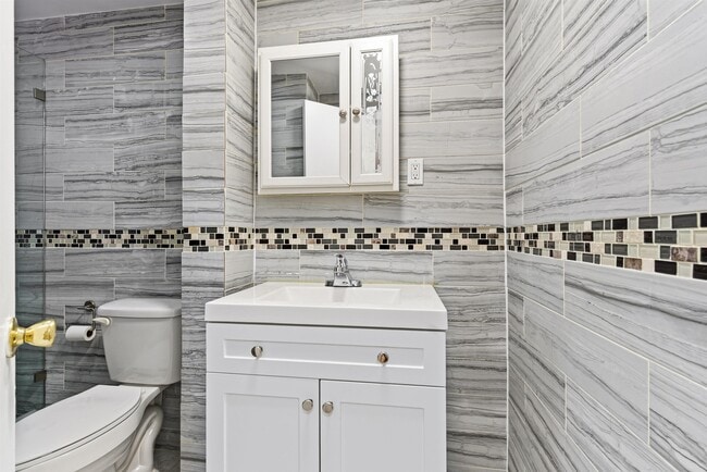 Building Photo - 303 43rd St