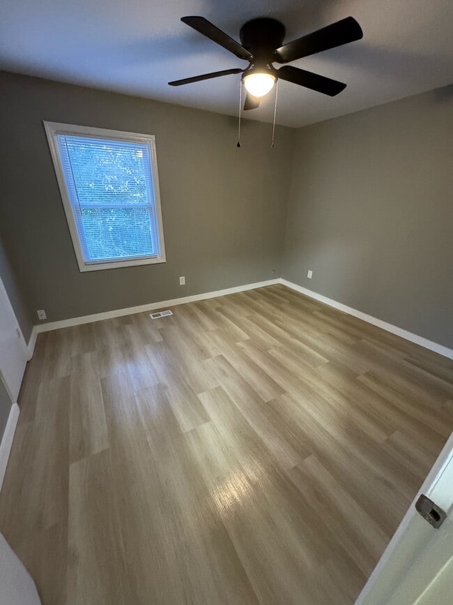 Building Photo - 123 Aqua Ct