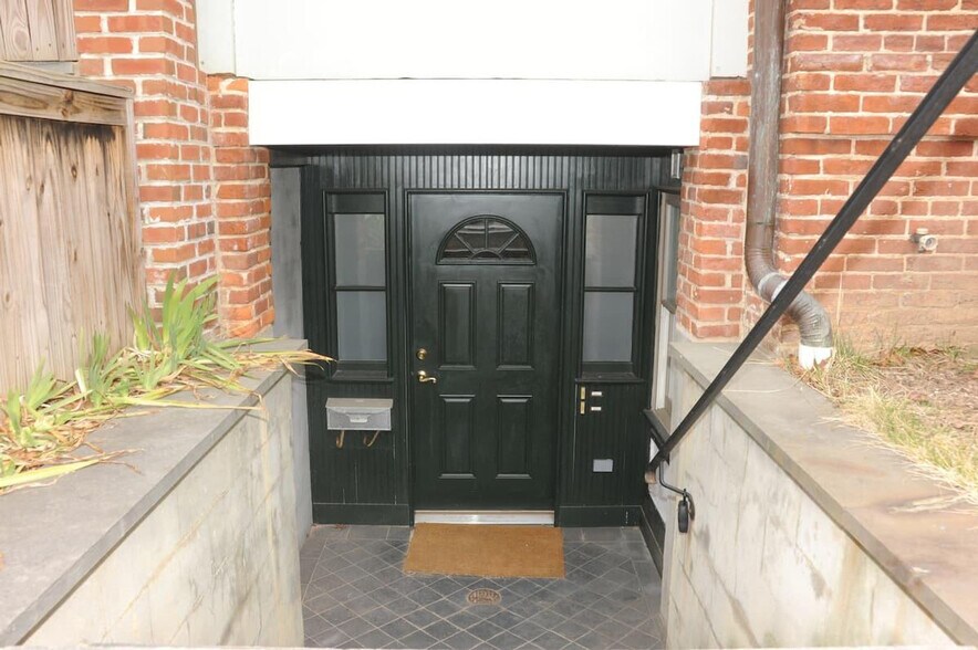 Building Photo - 724 East Capitol St NE