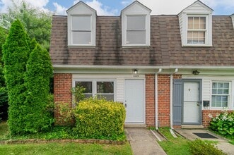 Building Photo - Three Bedroom house in Parkville