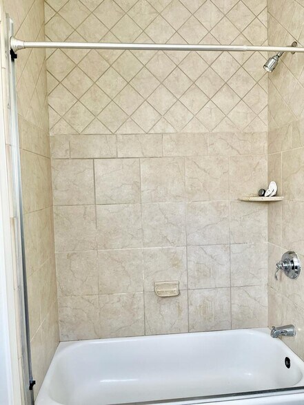 Shower - 835 Tolentino Ct