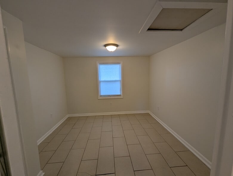 Building Photo - 1325 E 40th St