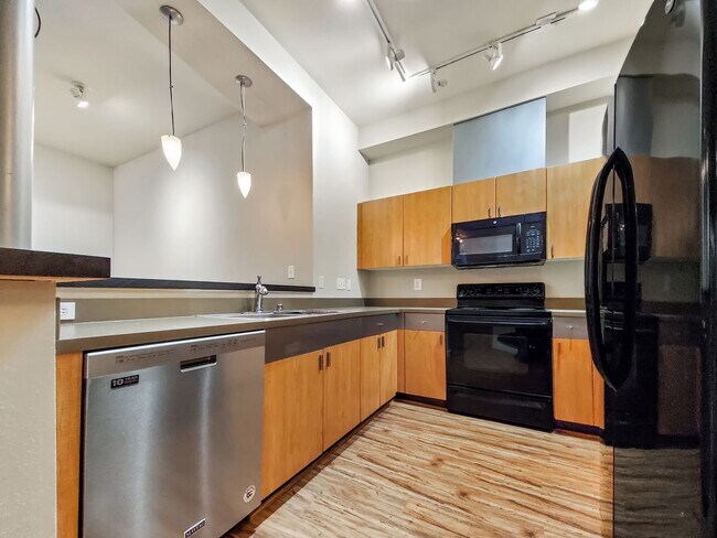 Building Photo - Bright 1-Bedroom + Office in Downtown Kirk...