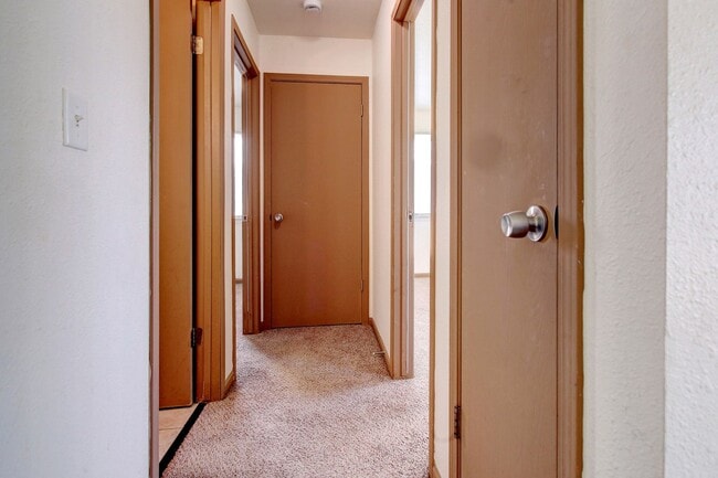 Building Photo - 2 BED 1 BATH UPPER LEVEL APARTMENT