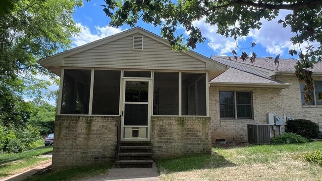 Building Photo - 124 Fairground Rd