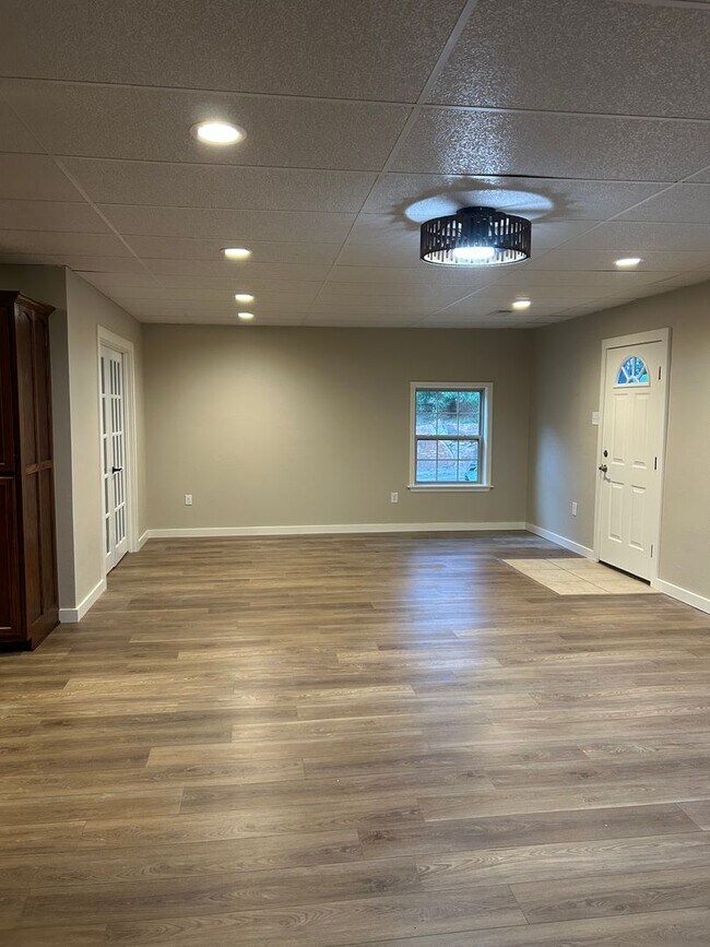 Building Photo - 4 Silver Hls Ln