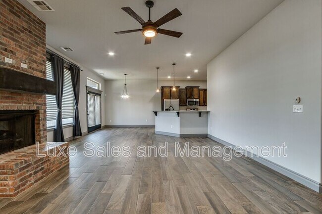 Building Photo - 6133 Oxnard St