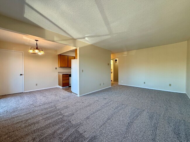 Building Photo - Vintage Upstairs 2 Bedroom With Patio In Hollywood District ~ Near It All! Off Street Parking~ Pe...