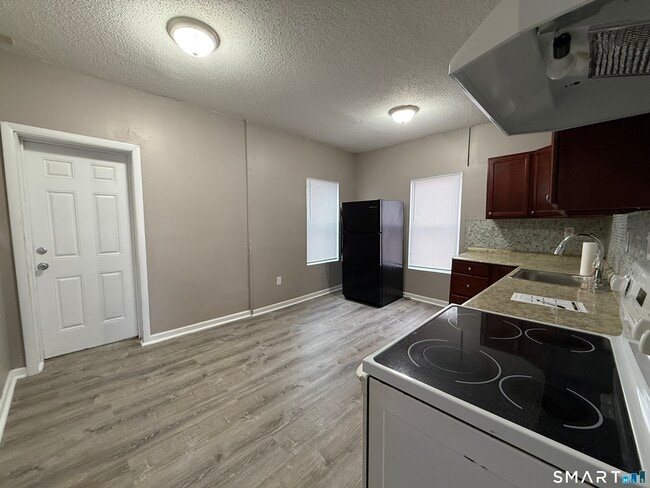 Building Photo - 5 Winter St