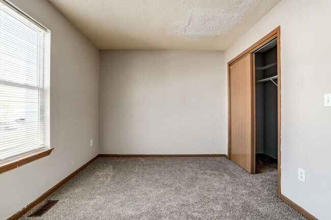 Building Photo - 2624 Delavan Ave