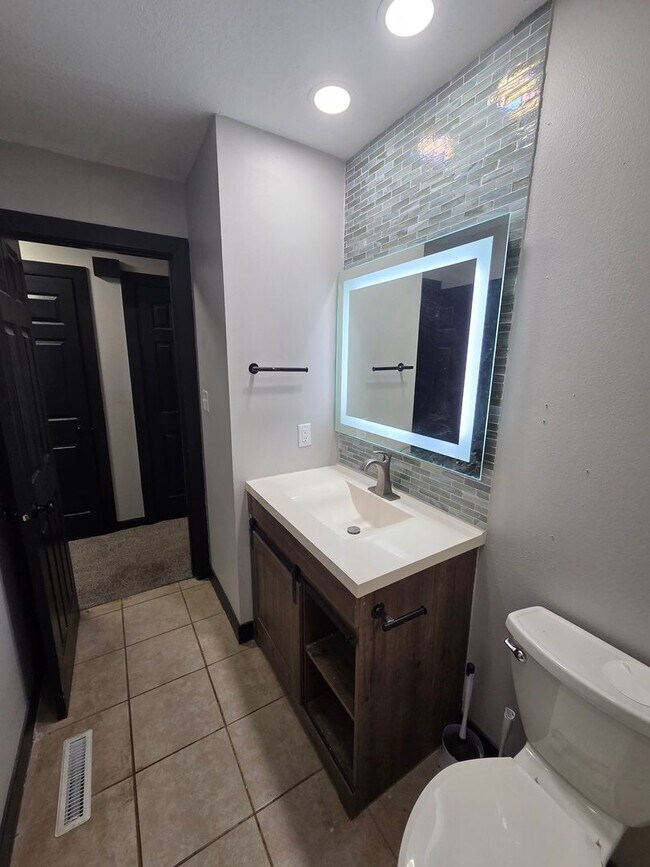 Building Photo - Norwalk Four Bedroom Home