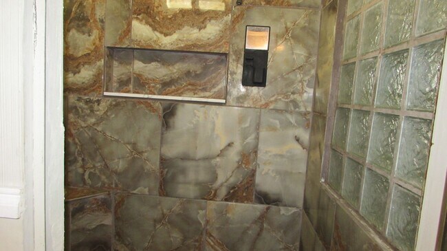 Building Photo - NEWLY REMODELED 3 BEDROOM 2 BATH