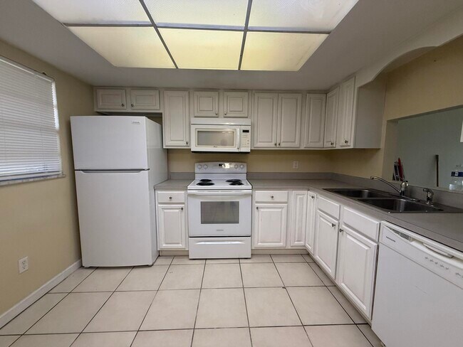 Building Photo - 2050 Oleander Blvd