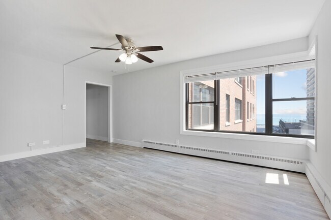 Building Photo - 5858 N Sheridan Rd