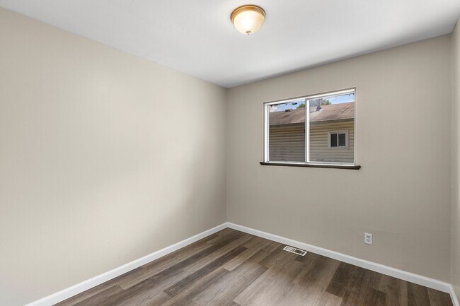 Building Photo - Charming 3-Bedroom Home with Fenced Yard a...