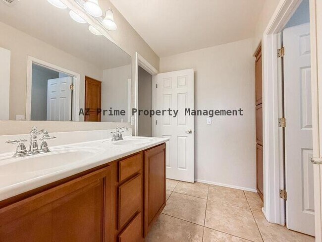 Building Photo - 10445 W Windsor Ave