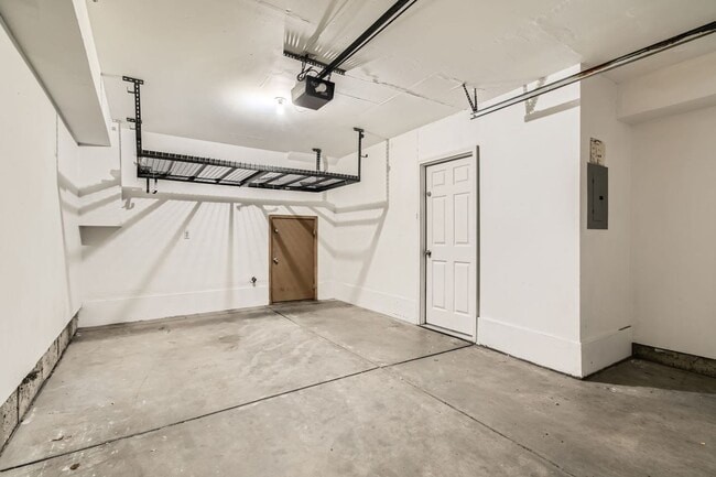 Building Photo - Modern 2-Bed Townhouse with Private En-Suites, Parking for 3 Cars  & Community Amenities