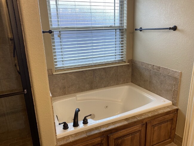 Building Photo - 6202 W Sage Dr