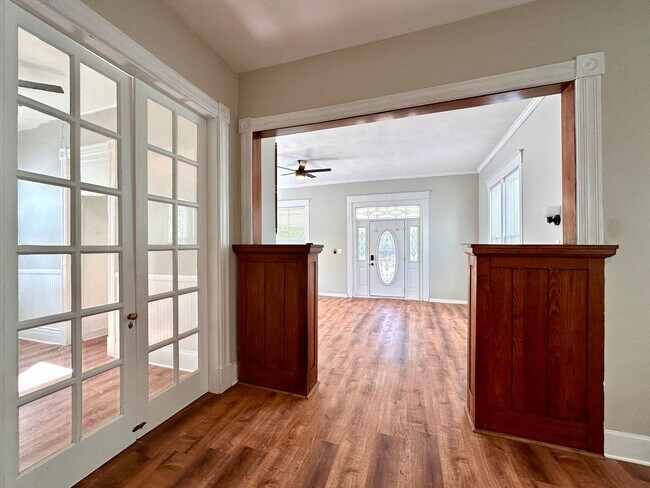 Building Photo - Charming 2 Bed / 1 Bath Home with Garage &...