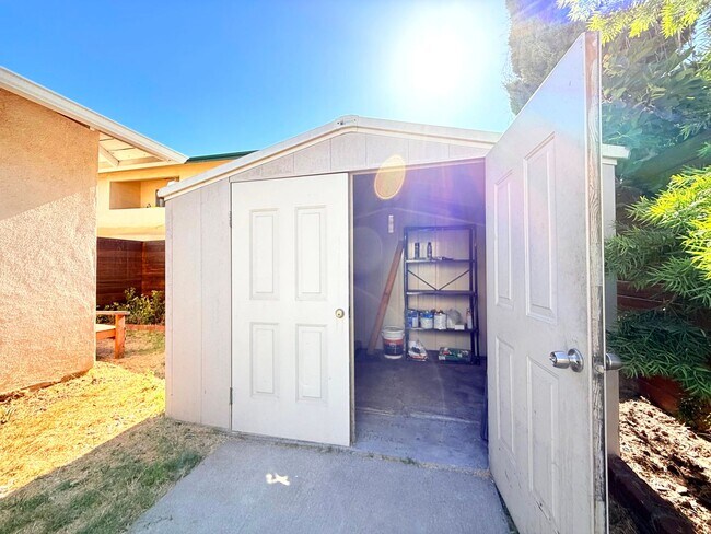 Building Photo - 4447 Lockwood Ave
