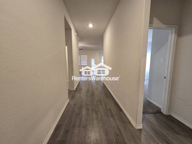 Building Photo - FOR RENT - MOVE IN READY - 4beds 2baths