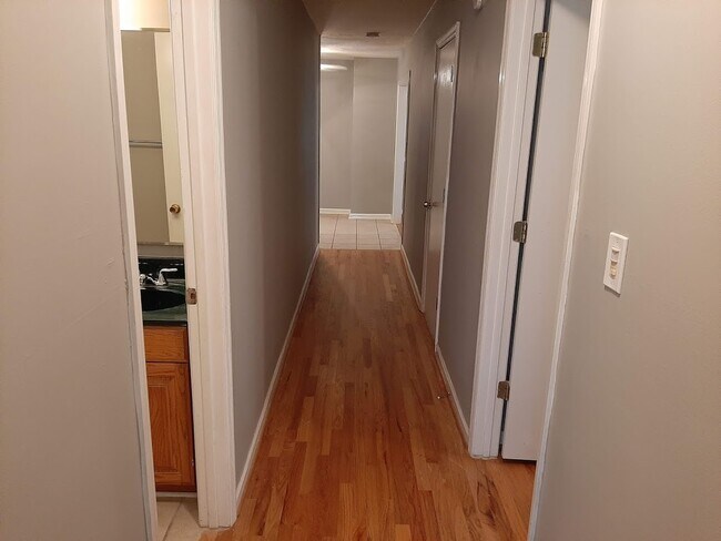 Building Photo - 105 Travis St