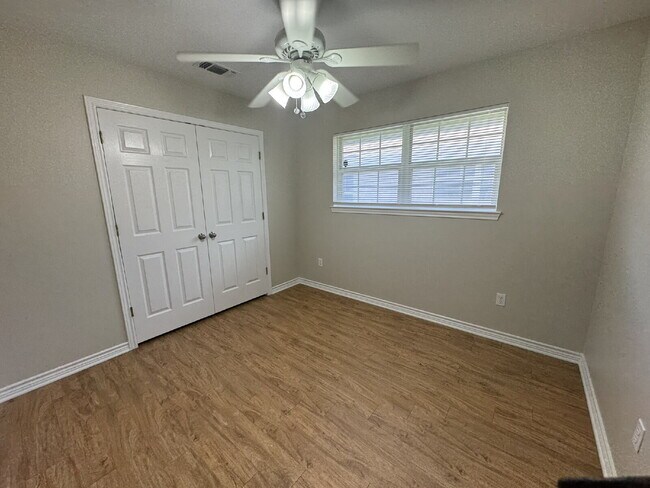 Building Photo - 3 bedroom 2 bath brick duplex in excellent...