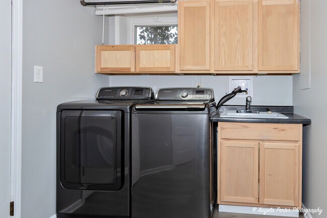 Building Photo - 40 Pine Tree Row