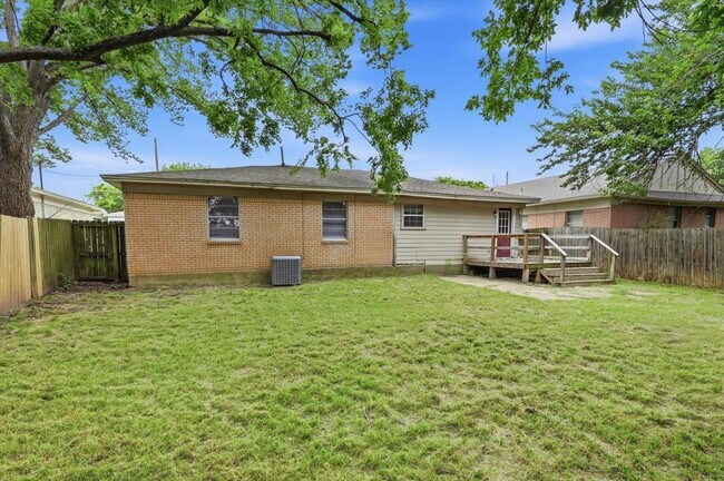 Building Photo - 2521 Hickory St