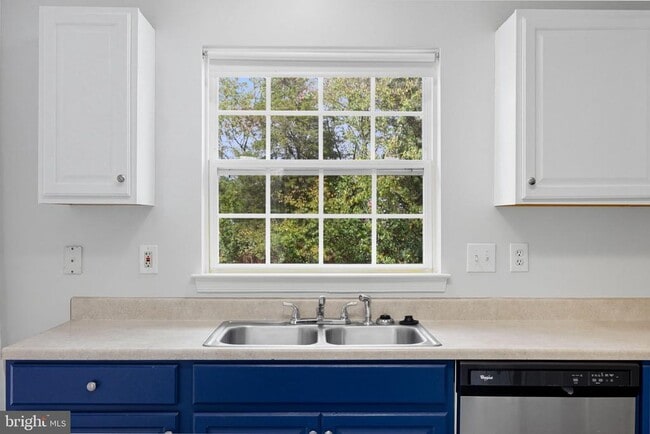 Building Photo - 43742 Tolamac Dr