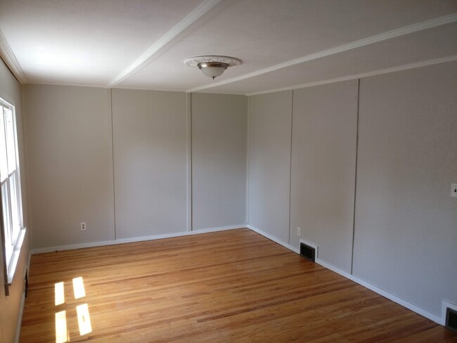 Building Photo - 4-Bedroom Home for Rent Summer 2026