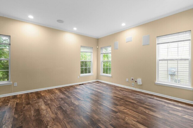 Building Photo - 3510 King Edward Wy