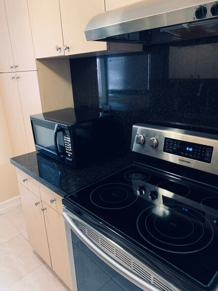 Kitchen - 10901 N Kendall Dr