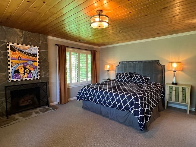 Building Photo - Gorgeous Lakeridge Shores Home Available Now