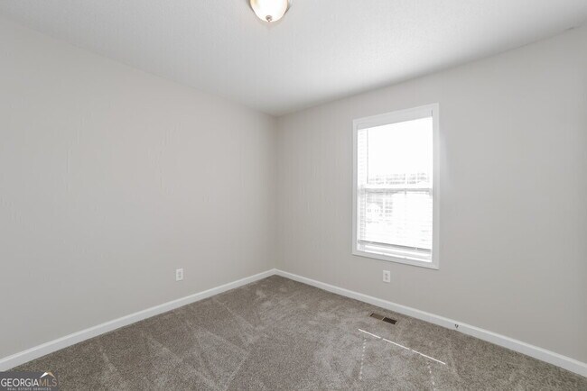 Building Photo - 425 River Trace Dr