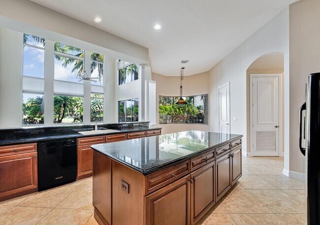 Building Photo - 10513 Versailles Blvd